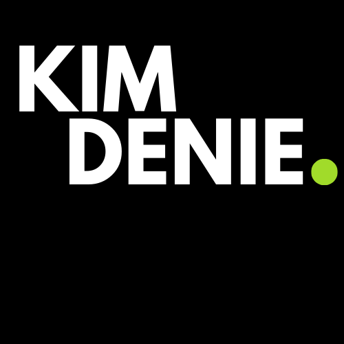 Logo met zwarte achtergrond en in witte blokletters Kim Denie met een neongroene punt.